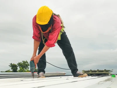 vecteezy_construction-worker-install-roof-roofing-tools-worke-using_36473689